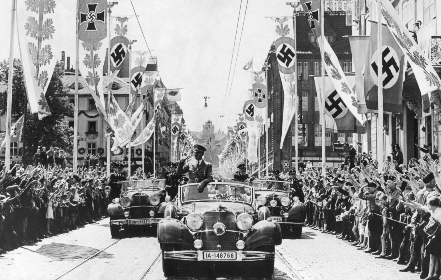 Ο Αδόλφος Χίτλερ χαιρετά τους Γερμανούς πολίτες από την κεφαλή μιας παρέλασης.