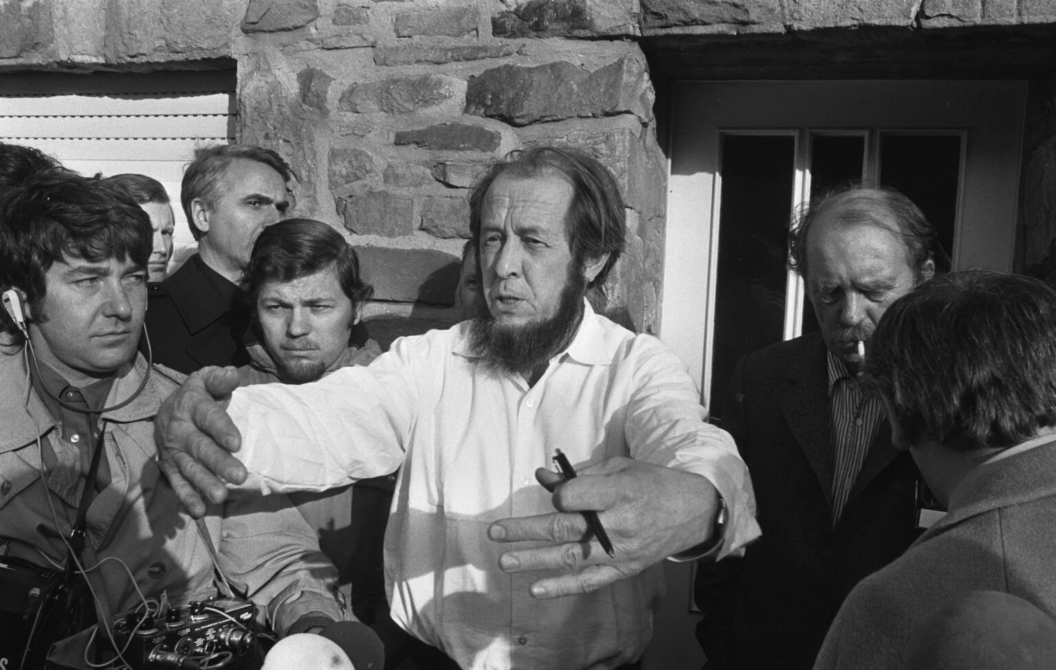 Ο Ρώσος συγγραφέας Alexander Solzjenitsyn μιλάει σε δημοσιογράφους στη Γερμανία. 1974. Ολλανδικό Εθνικό Αρχείο.