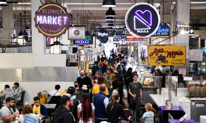 Πελάτες περιηγούνται στους πάγκους τροφίμων μέσα στην αγορά Grand Central Market στο κέντρο του Λος Άντζελες, Καλιφόρνια, στις 11 Μαρτίου 2022. (Patrick T. Fallon/AFP via Getty Images)